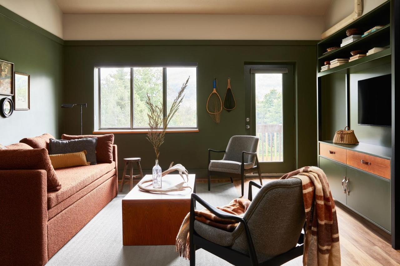Hotel Lodge, A Bluebird By Lark Hunter