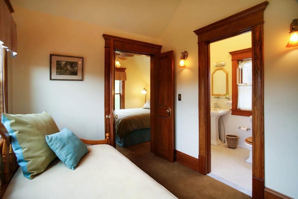 Breezy Hill Bed & Breakfast 3*