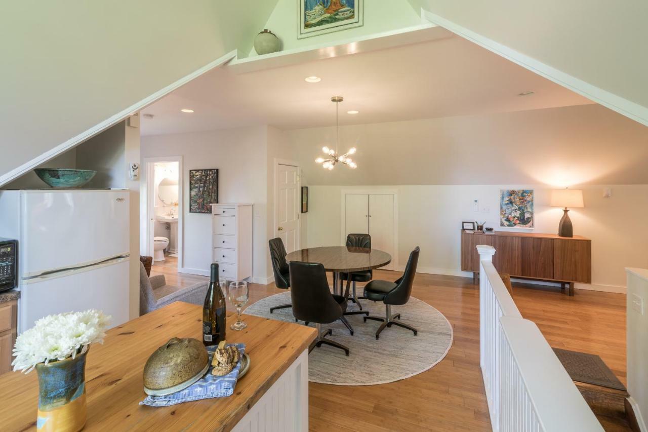 The Carriage House Loft Apartment *
